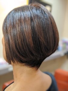 大人の前下がりショートボブ
