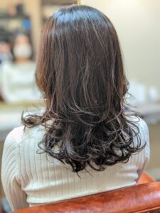 大人の巻き髪スタイル