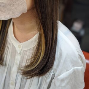 ミディアムヘアのインナーカラー